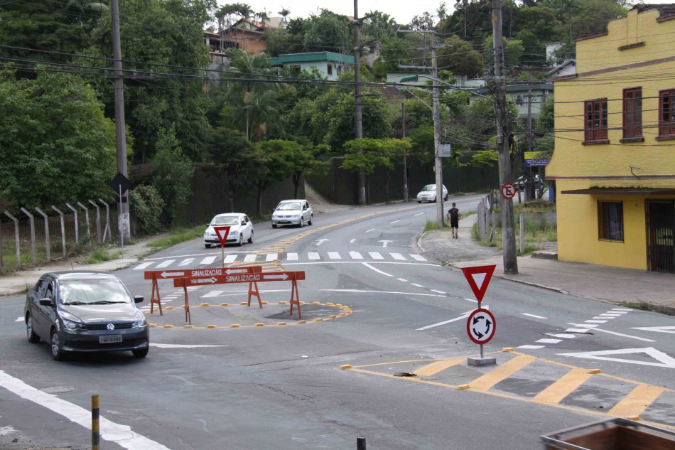 Concluídas as obras de implantação da terceira faixa da Rua Bahia