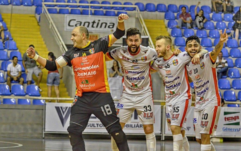 Blumenau Futsal goleia e entra na zona de classificação para a segunda fase