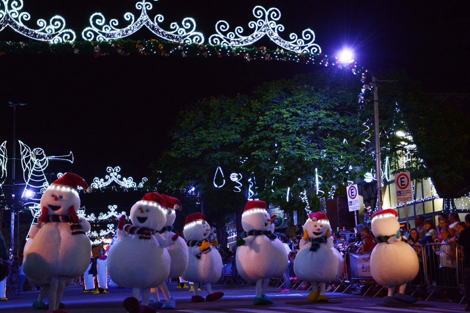 Desfiles de Natal alteram trânsito na Rua Alberto Stein