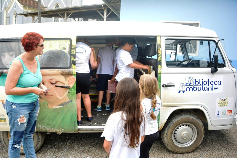 Bairros mais distantes recebem Biblioteca Ambulante e artigos de museus