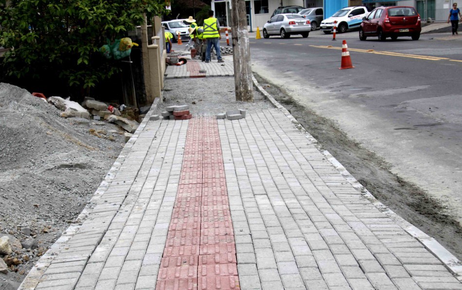 Obras de implantação de novas calçadas avançam na Rua General Osório