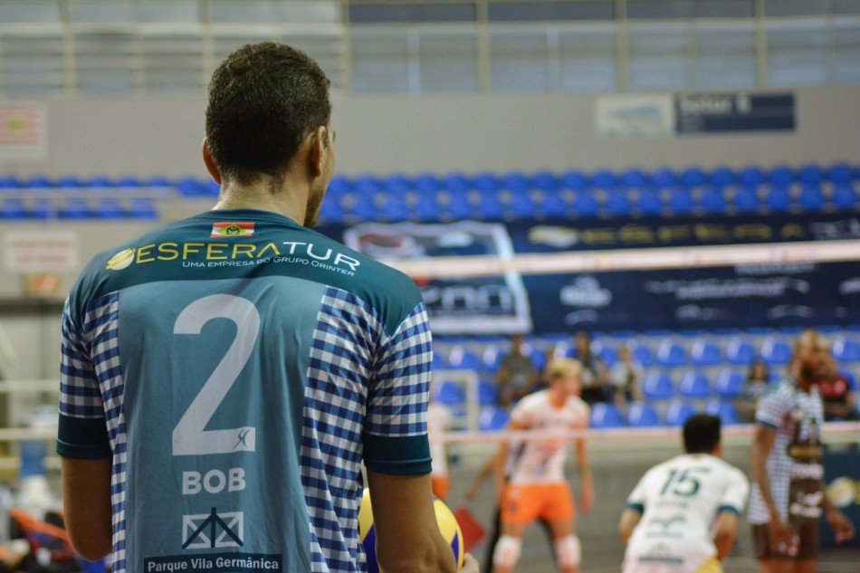 Vôlei masculino vence mais uma e segue invicto na Superliga B