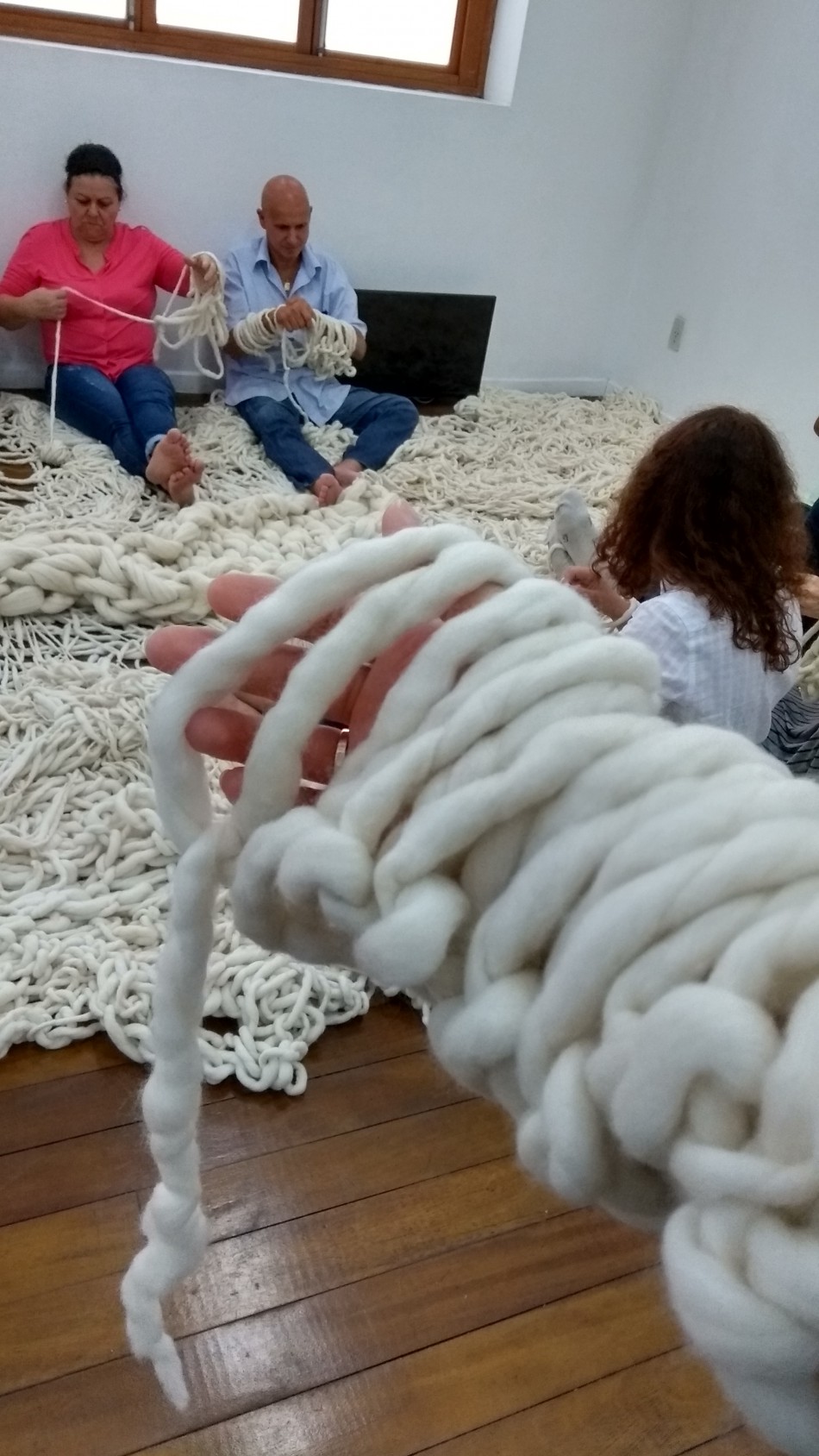 Pessoas com baixa visão e cegos participam de atividade no Museu de Arte