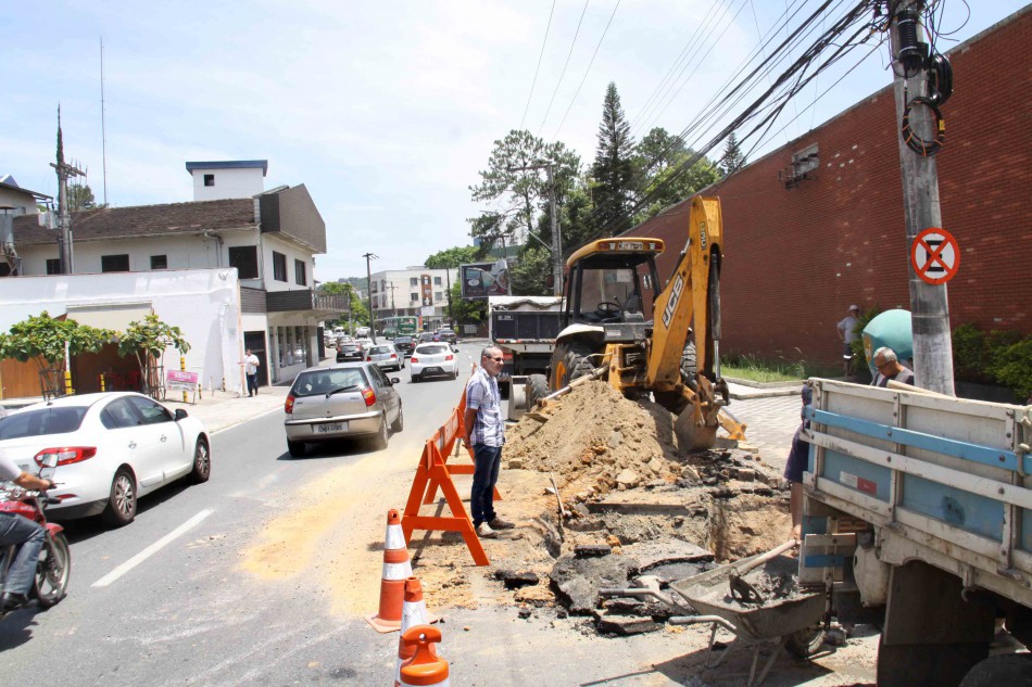 Prefeitura faz obras de manutenção de galeria na Rua São Paulo