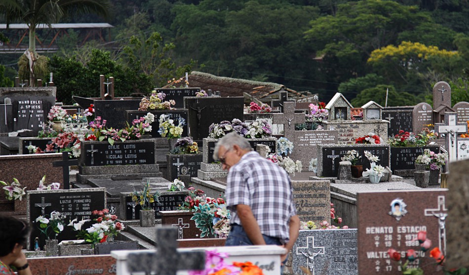 Cemitérios municipais funcionam em horário estendido no Dia de Finados