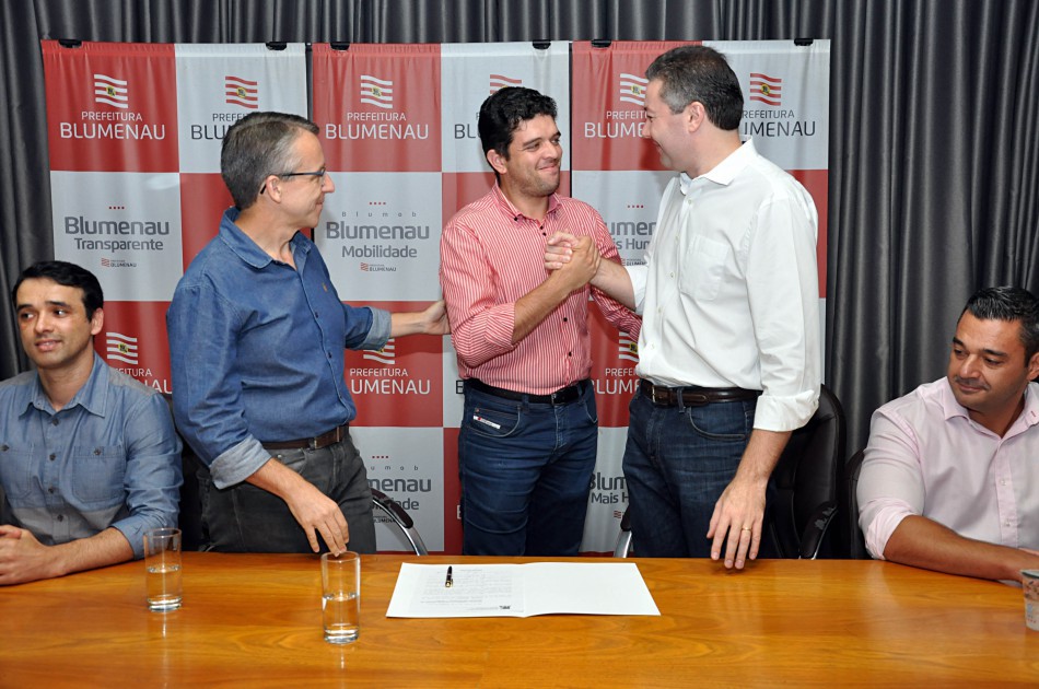 Prefeito formaliza concessão de terrenos públicos para oito entidades