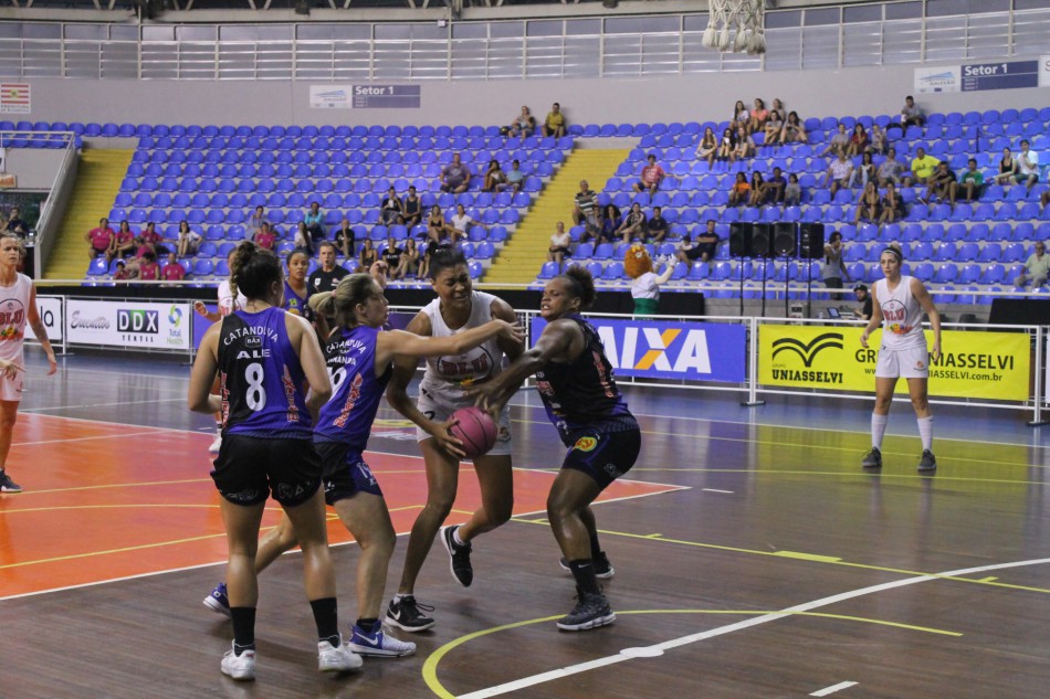 Basquete feminino vence Catanduva com virada heróica nos minutos finais
