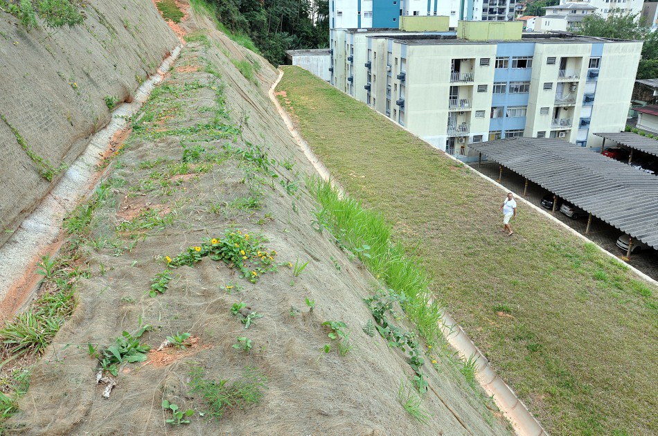 Prefeitura conclui contenção de encosta na Rua Theodoro Holtrup