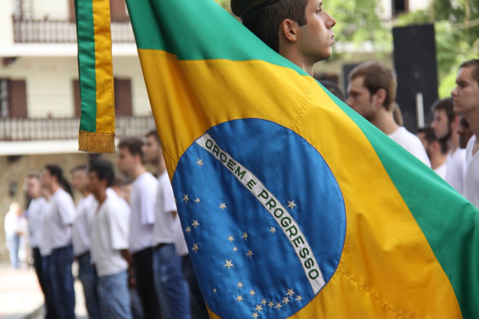 Cerca de 550 jovens participam do juramento à bandeira