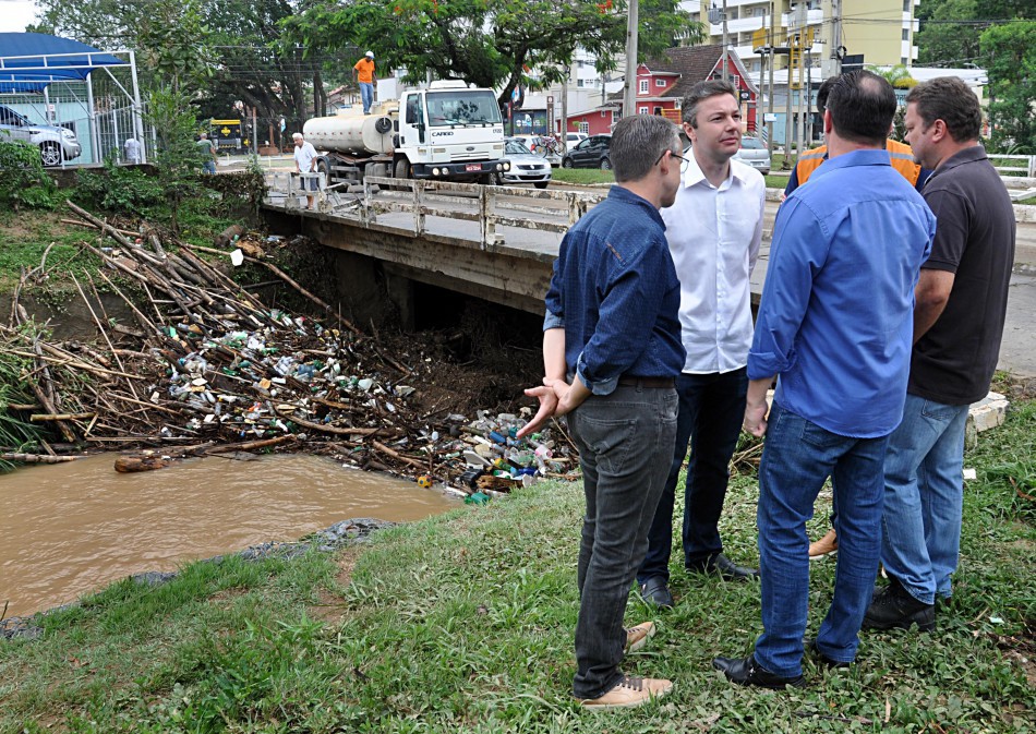 Prefeito visita região afetada por alagamentos