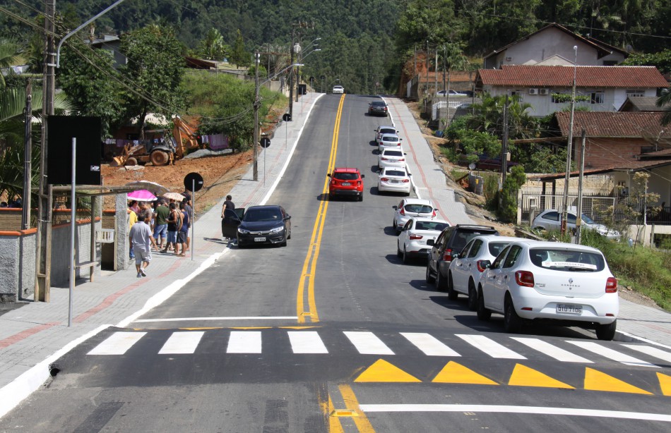 Mais quatro ruas pavimentadas e uma obra de contenção estão entregues