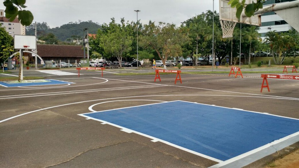 Concluída a revitalização da quadra de basquete do Parque Ramiro
