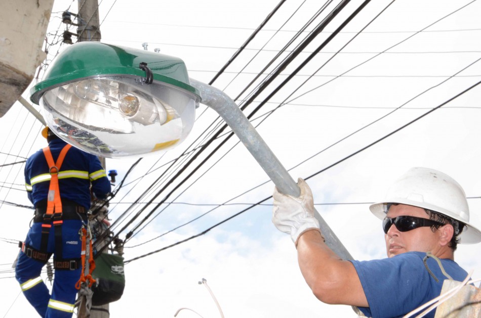 Mais 21 ruas recebem serviços de modernização da iluminação pública