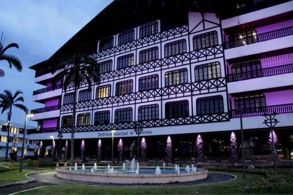 Prefeitura recebe iluminação especial em alusão ao Março Roxo