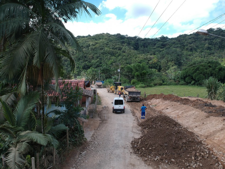 Prosseguem as obras de melhoria na Rua Braço do Sul, na Vila Itoupava