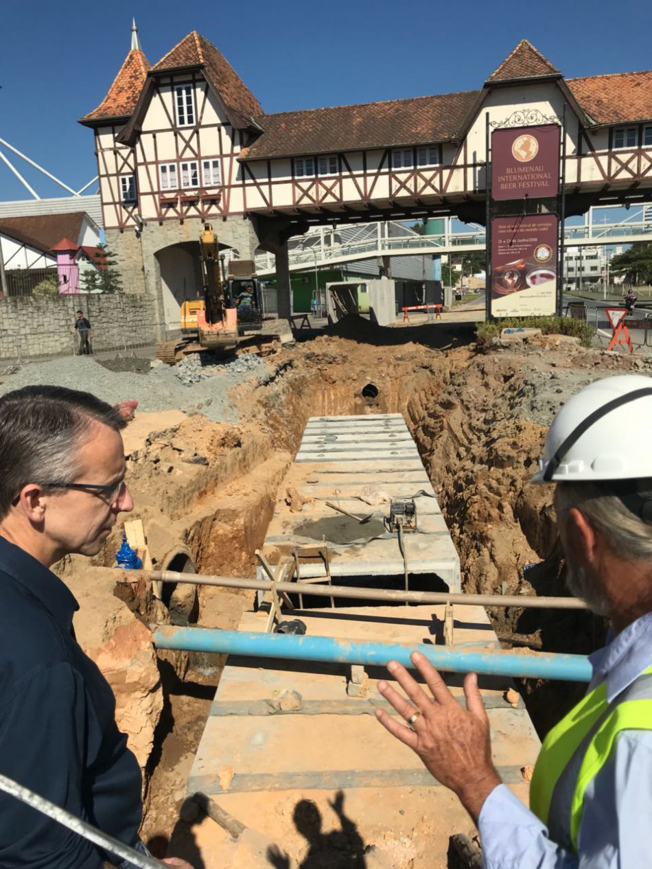 Prefeito visita obras de duplicação da Rua Humberto de Campos