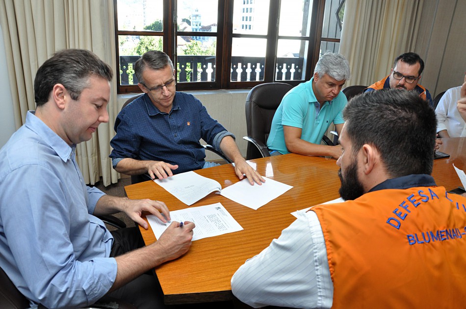 Prefeitura de Blumenau assina decreto de emergência após enxurrada