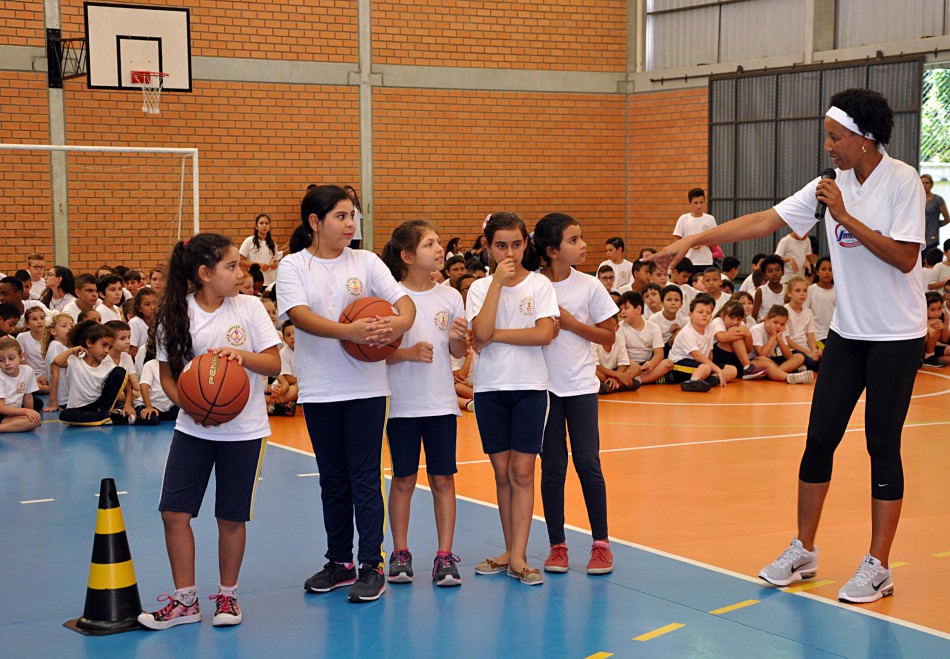Janeth Arcain visita polos de basquete e encanta crianças