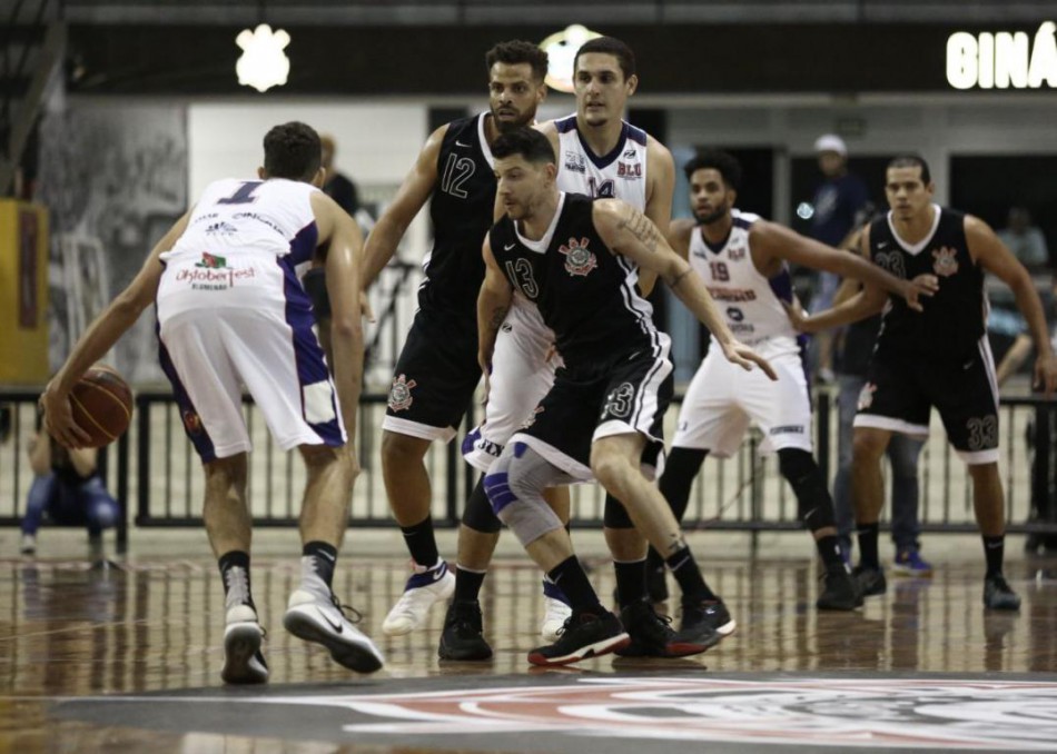 Basquete masculino joga em Brusque nesta terça-feira pela Liga Ouro