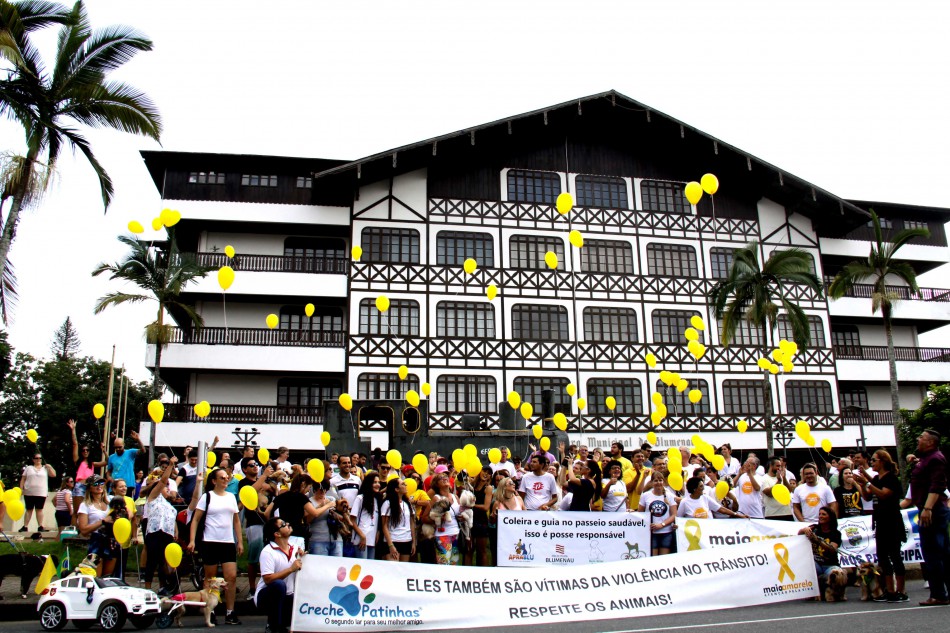 Evento na Rua 15 chama a atenção para conscientização no trânsito