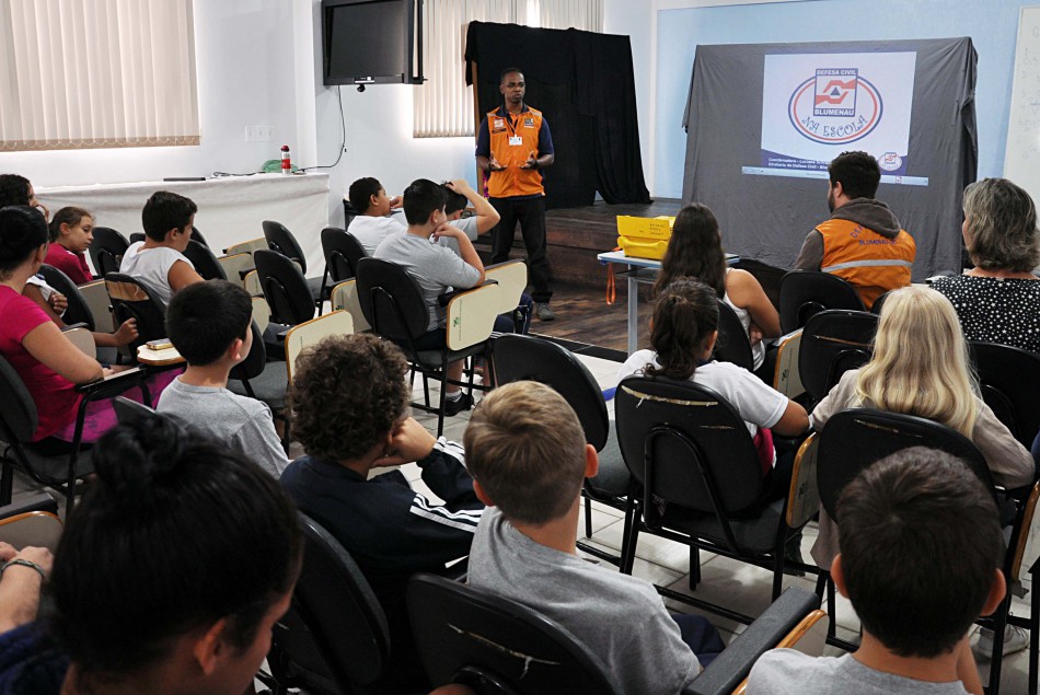 Programa Defesa Civil na Escola chega à EBM Lauro Müller