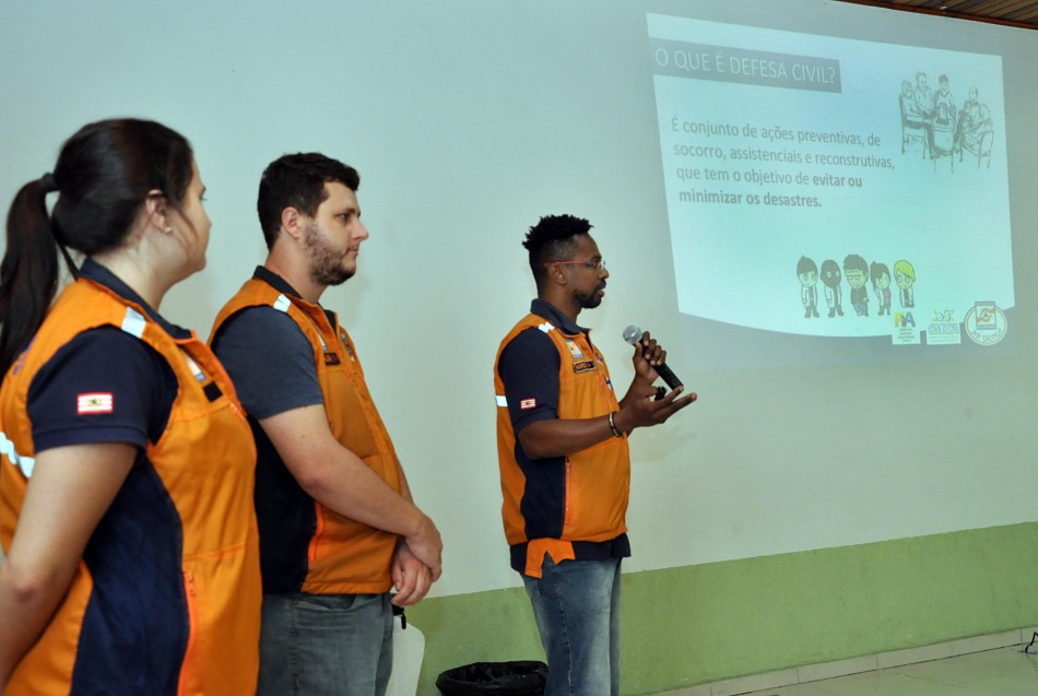 EBM Alberto Stein recebe primeira aula do programa Defesa Civil na Escola