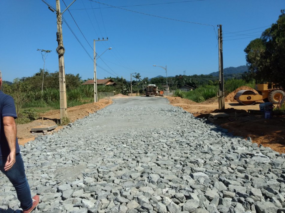 Obras de pavimentação da Rua Rio Bonito seguem a todo vapor