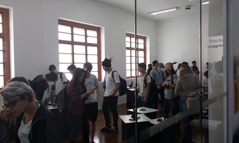 Grupo vindo de Balneário Camboriú visita Museu de Arte