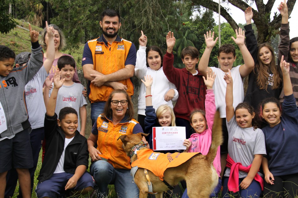 Defesa Civil entrega certificados para alunos da rede municipal de ensino