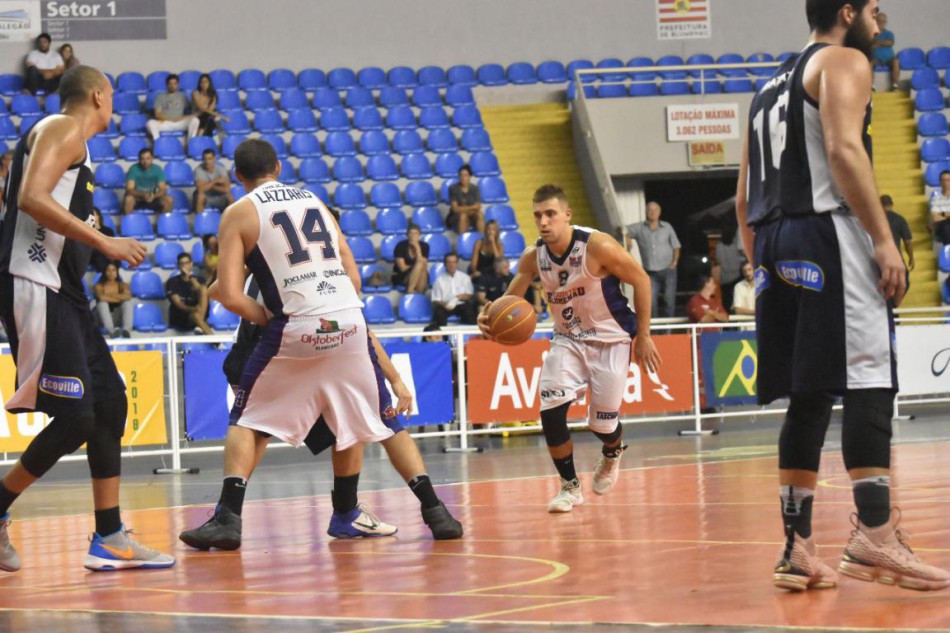 Basquete masculino vence clássico e segue vivo na Liga Ouro