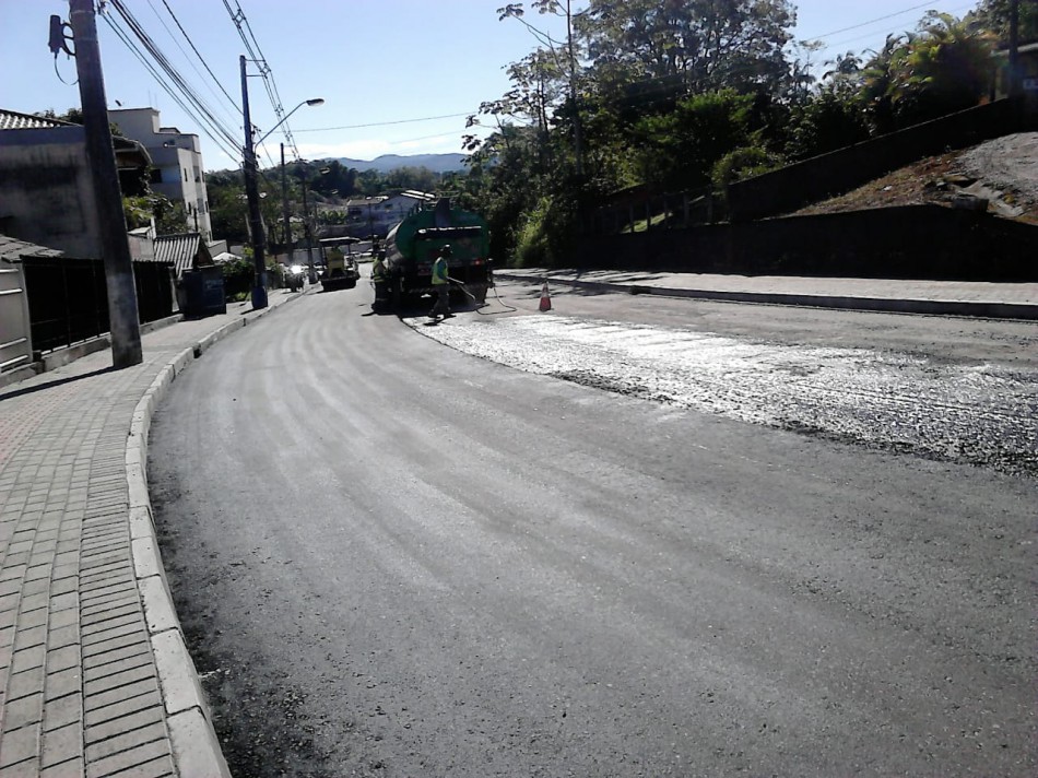 Iniciada colocação da primeira camada asfáltica na Rua General Osório
