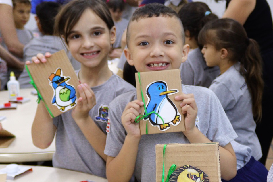 Crianças aprendem a confeccionar carimbos ecológicos em oficina do Junho Verde