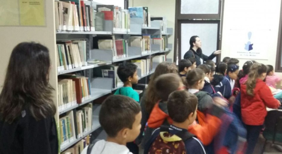 Alunos da EBM Olga Rutzen conhecem a Biblioteca Dr. Fritz Müller