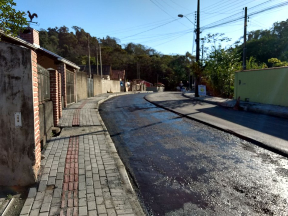 Obras em vias no bairro Itoupavazinha recebem asfalto 