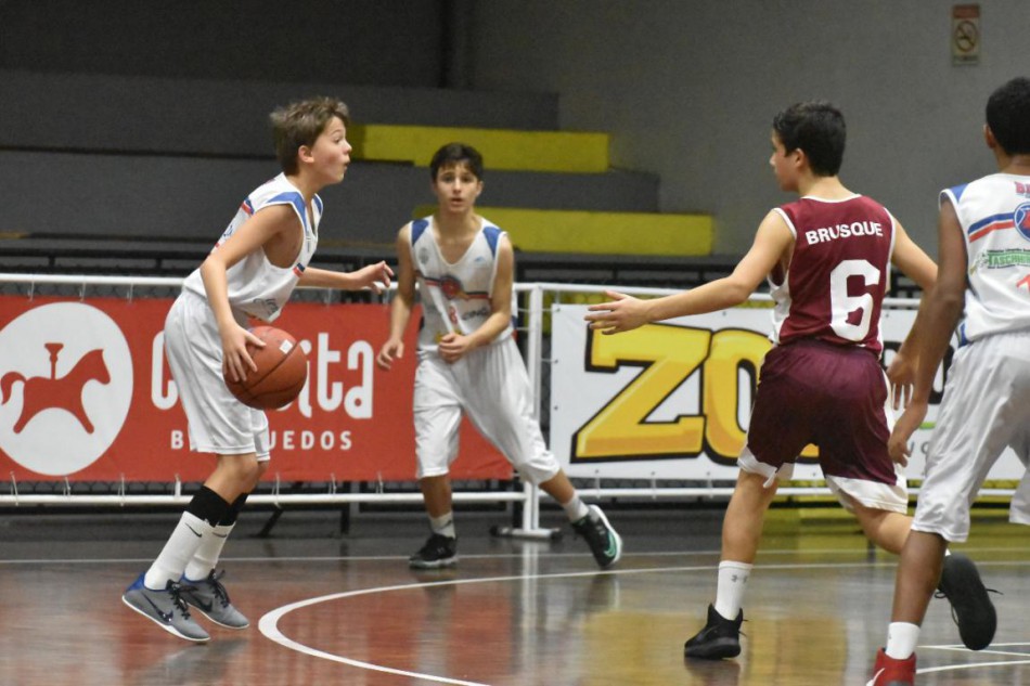 Basquete de base vence dois jogos contra Brusque pelo Catarinense