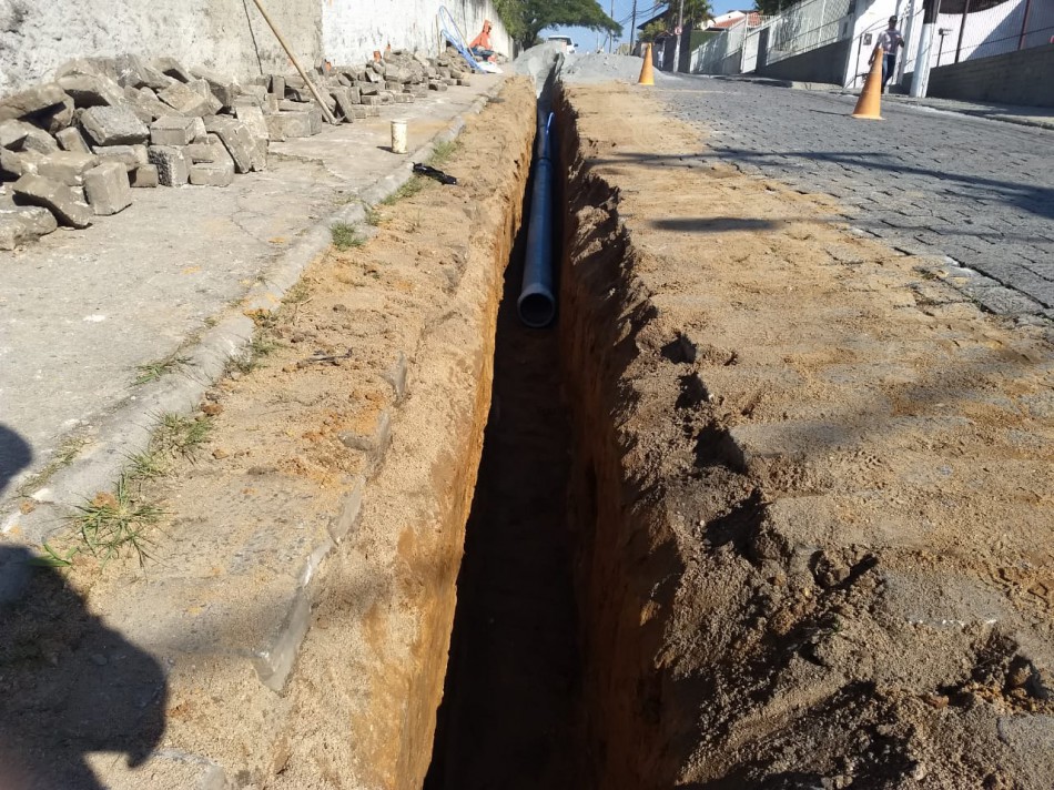 Obras de expansão da rede de água beneficiam mais três vias da cidade