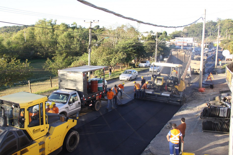 Trecho da Rua Bahia recebe primeira camada de novo asfalto