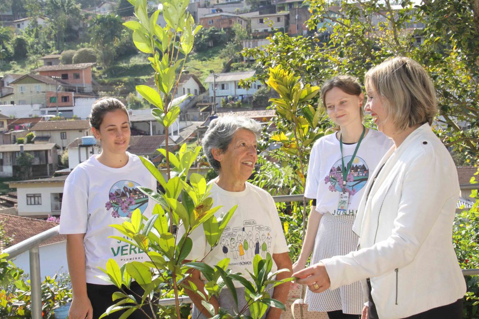 Faema realiza sonho de poetisa e artesã blumenauense