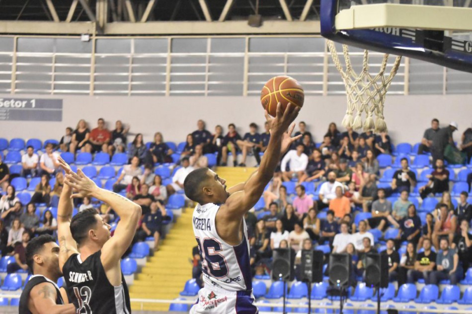 Basquete masculino é superado pelo Corinthians (SP) na Liga Ouro