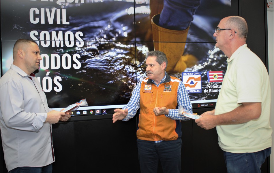 Cidade gaúcha atingida pela tragédia vem a Blumenau conhecer a estrutura da Defesa Civil