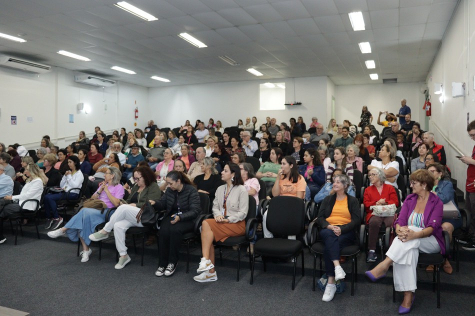 Prefeitura realiza encontro com o tema "Dignidade e afeto com a pessoa idosa"
