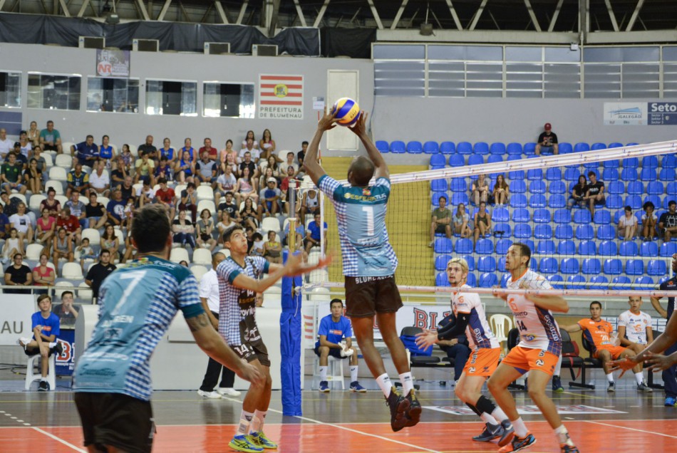 Vôlei masculino inicia disputa por vaga na final da Superliga B