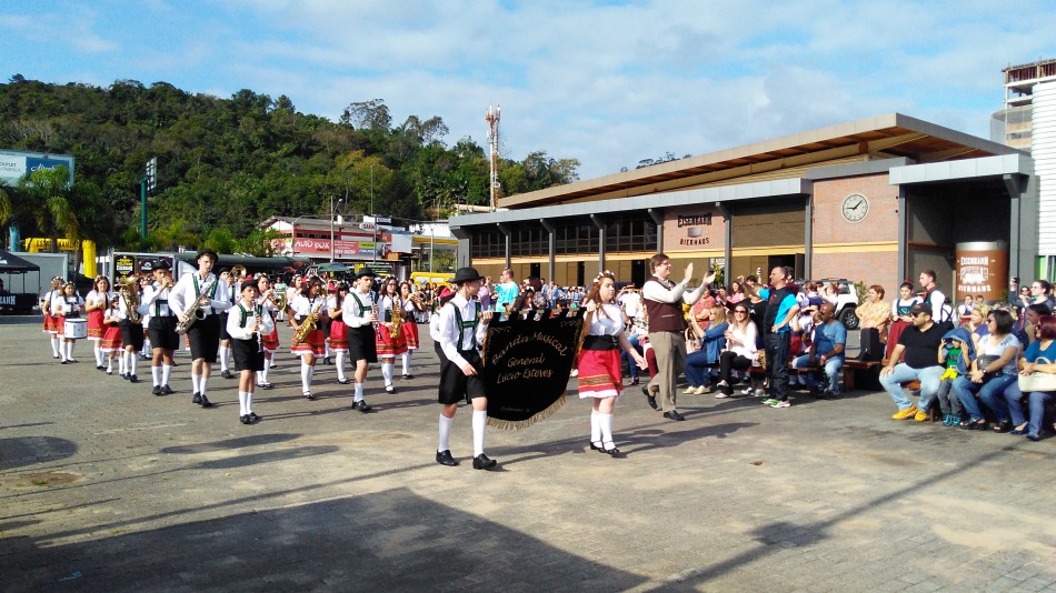 Bandas e fanfarras participam de seletiva para desfiles da Oktoberfest