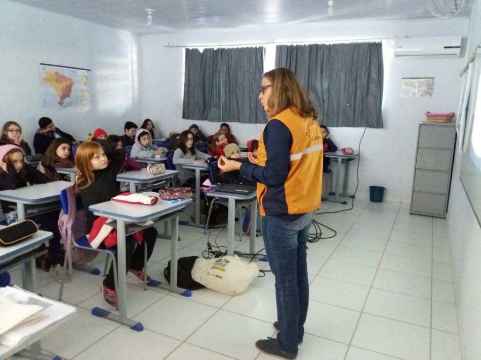 Defesa Civil palestra para alunos da EBM Profª Adelaide Starke