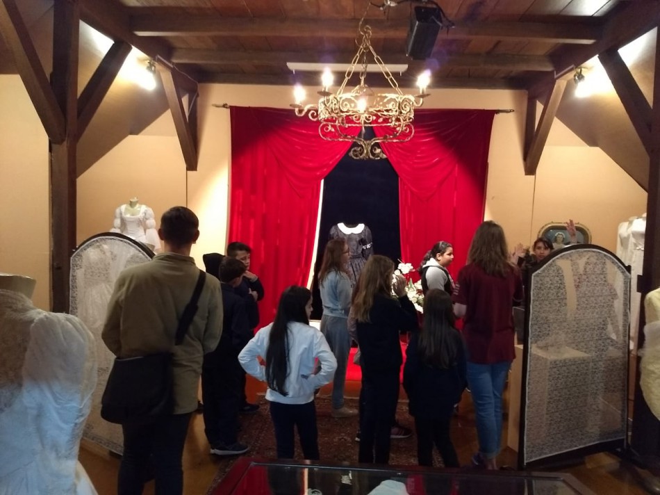 Alunos de Gaspar visitam exposições na Fundação Cultural