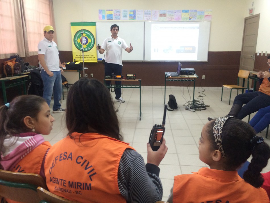 Agentes Mirins de Defesa Civil recebem orientações sobre radioamadores