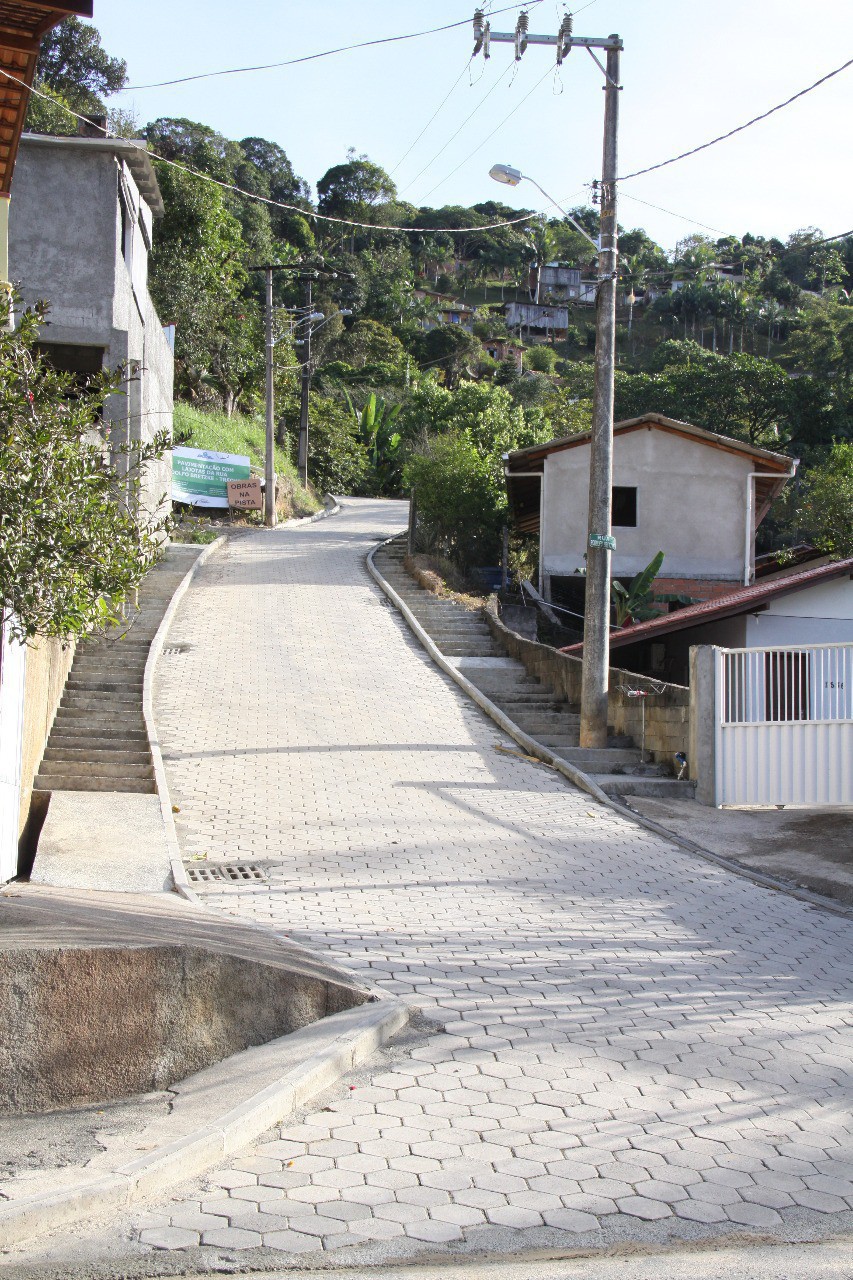 Obras de pavimentação da Rua Rodolfo Bretzke estão em estágio final