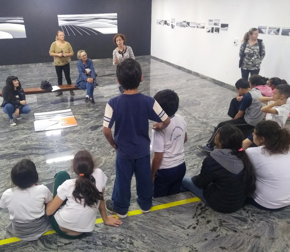 Alunos do Cematepca conhecem artistas que expõem no MAB