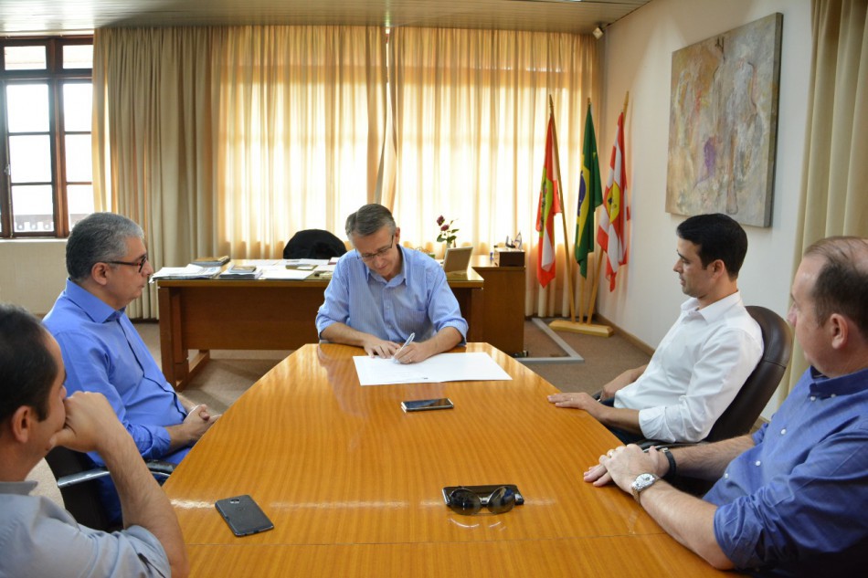 Prefeito sanciona lei contra a pichação