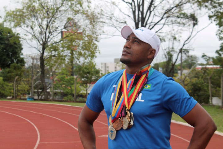 Medalhista olímpico Claudinei Quirino estará na Caminhada da Vila Itoupava